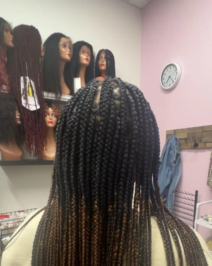 Long knotless braids with ombre color
